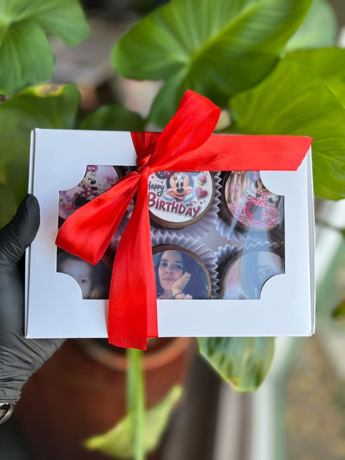 Caja blanca de regalo con cinta roja