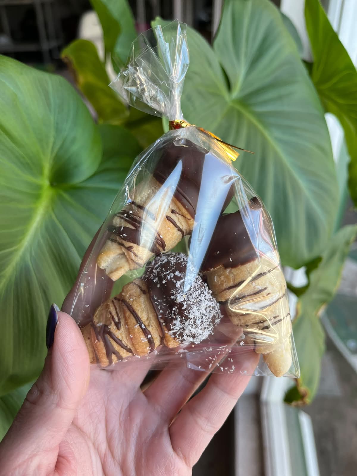 Cachitos de hojaldre rellenos con manjar y cobertura de chocolate