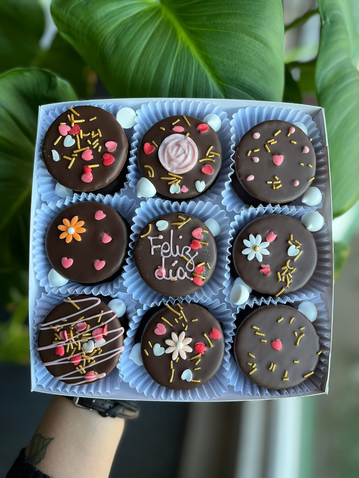 Caja de 9 alfajores decorados