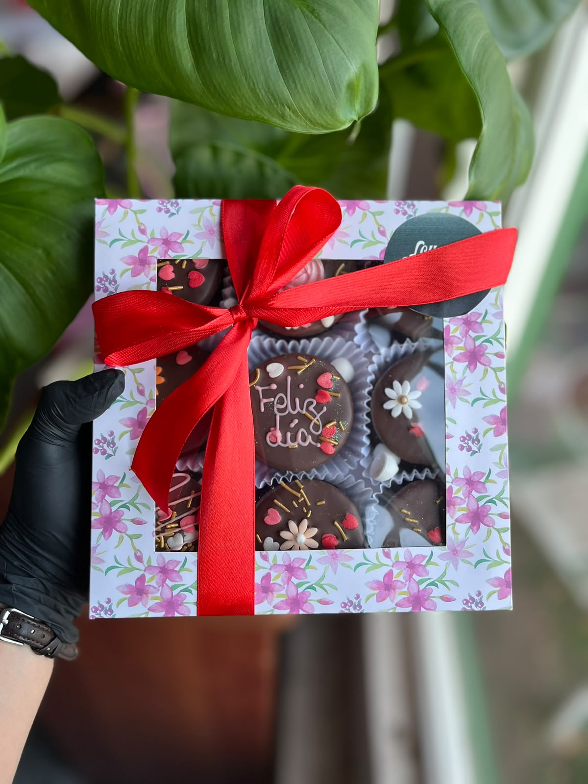Caja de regalo floral con cinta roja